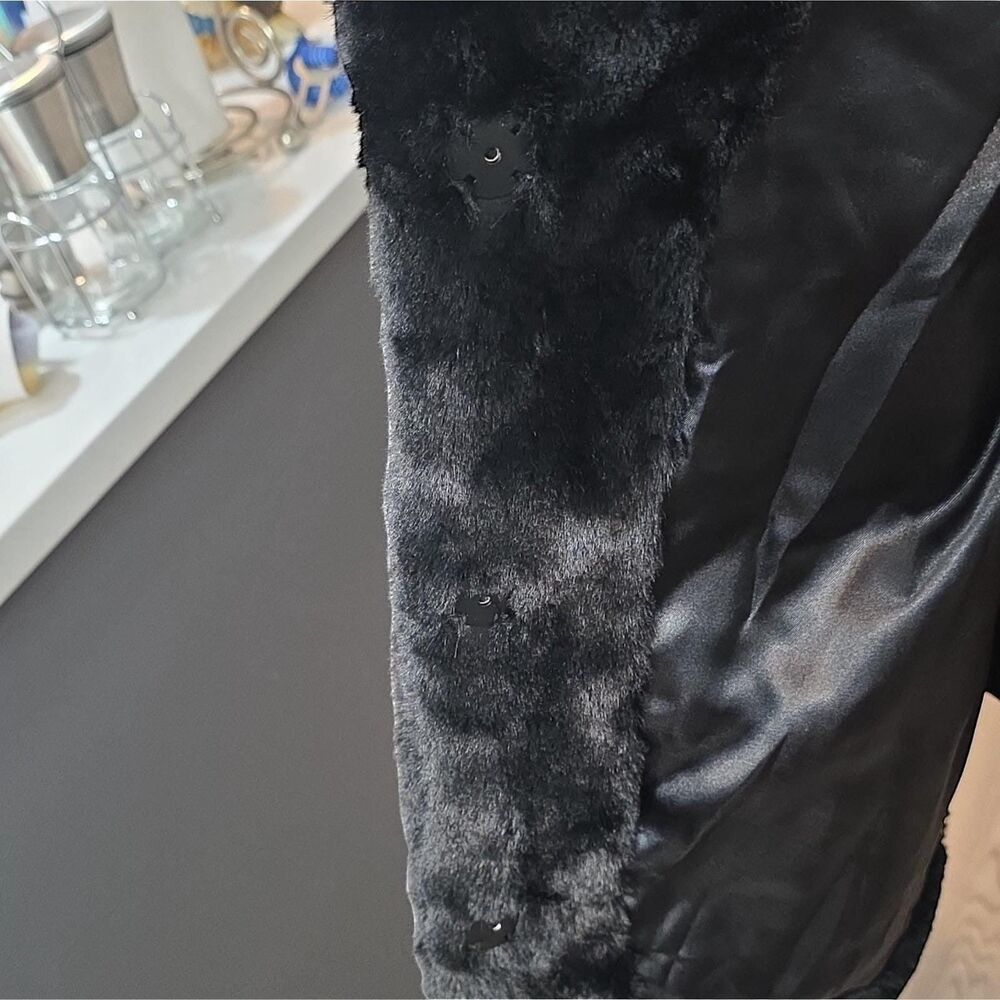 Women's Plush Faux Fur Collared Jacket - Picture 5 of 10